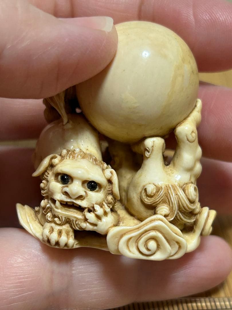 根付　獅子と玉 天然素材　銘「松山」