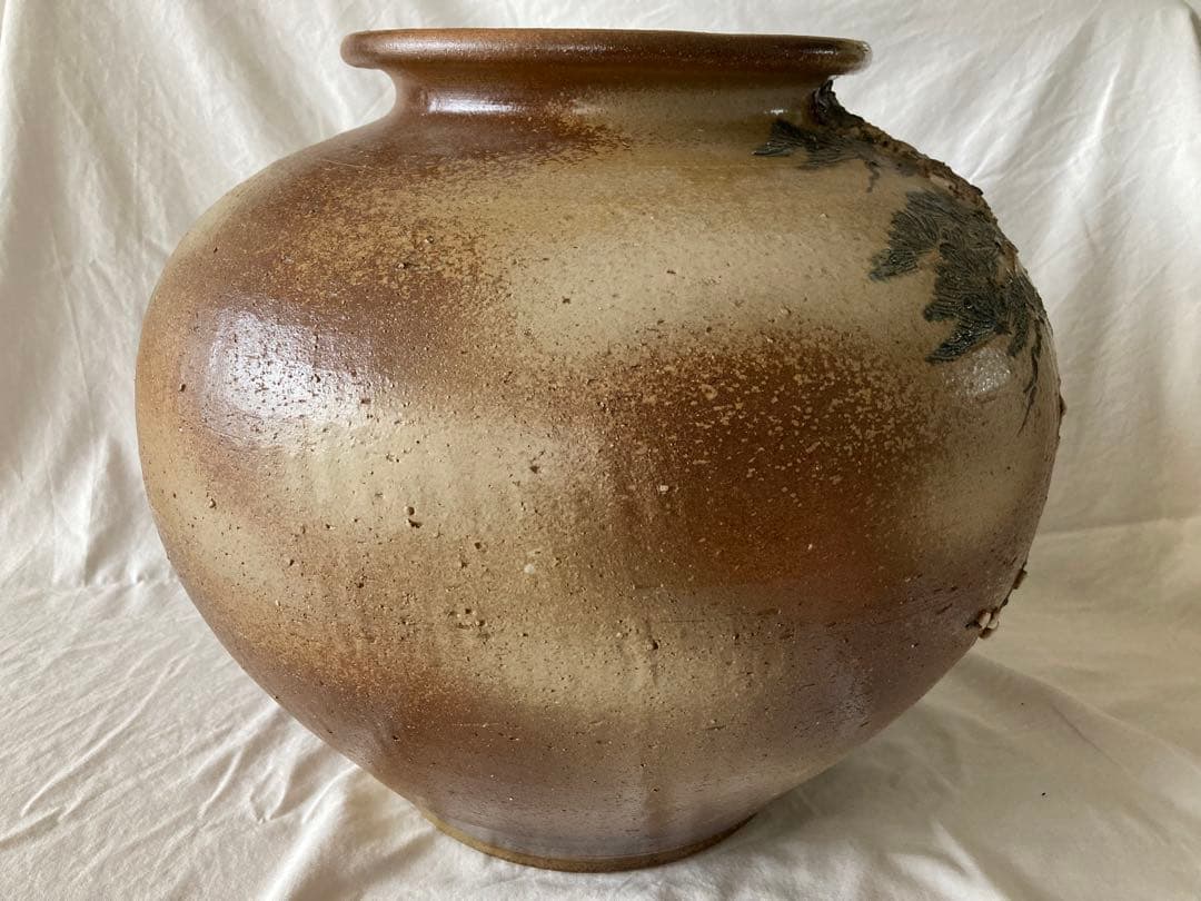 サイトウ 春山作 大壺 竹と梅の模様の陶器の壺