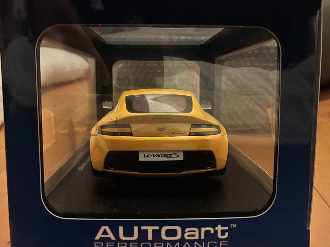 オートアート　アストンマーティン　V12ヴァンテージ　イエロー 1/18