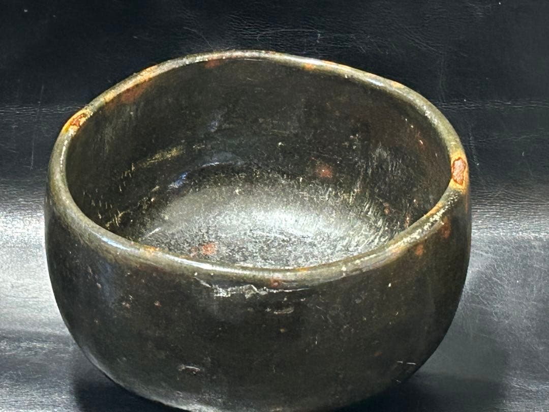 究極の美◾️蔵からかなり美しい朱色の斑点が浮かび上がる見事な黒茶碗が出て来ました。