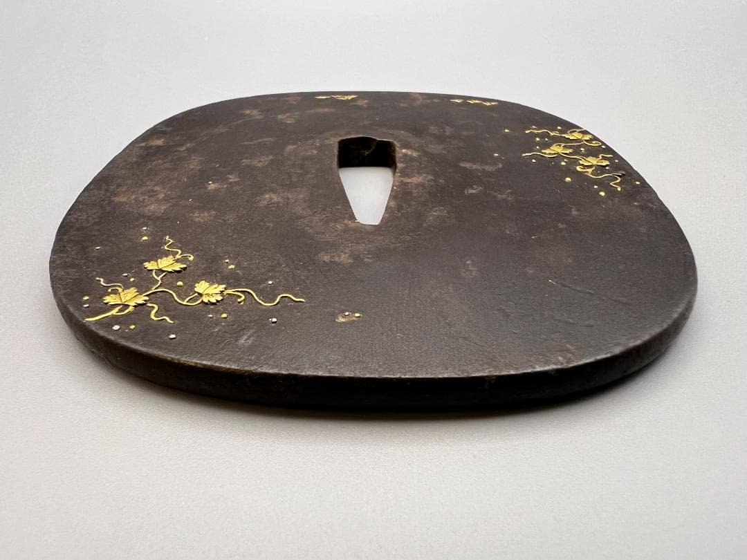 【海】江戸中期　大鉄鍔　唐草図　金銀象嵌　無銘　刀装具　重量約208g　専用箱付
