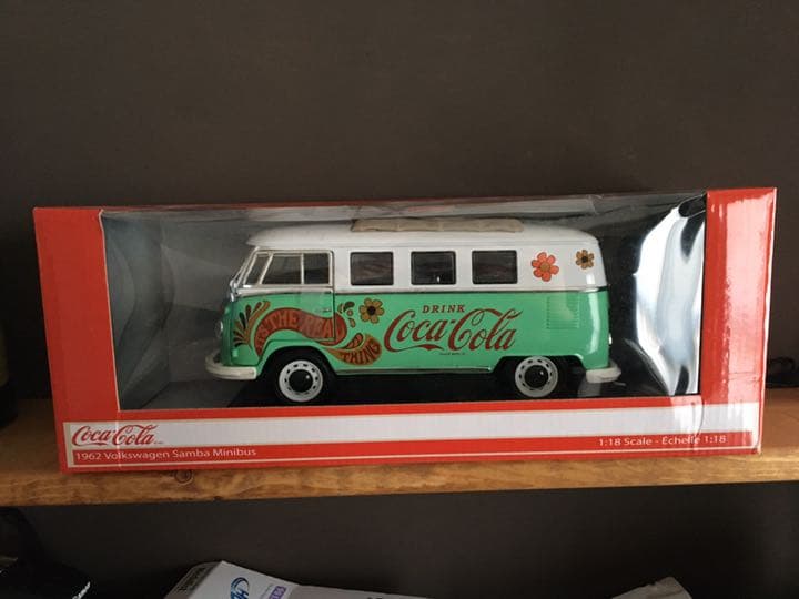 全世界3000台のみ　フォルクスワーゲン サンバ ミニバス(1/18スケール)