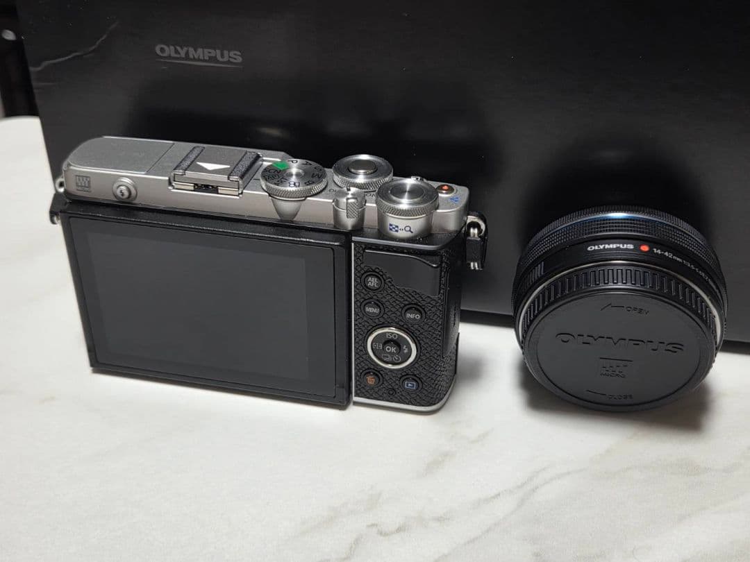 OLYMPUS PEN E-P7 デジタルカメラ ケース&SDカード256GB付