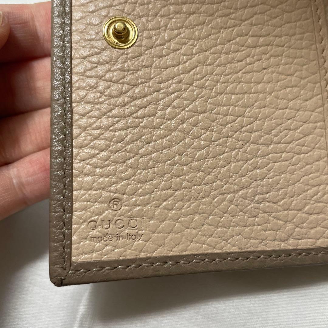 【ほぼ未使用】GUCCI ベージュレザー二つ折り財布