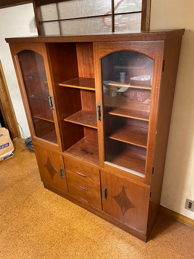 木製ガラス扉付き収納棚・食器棚