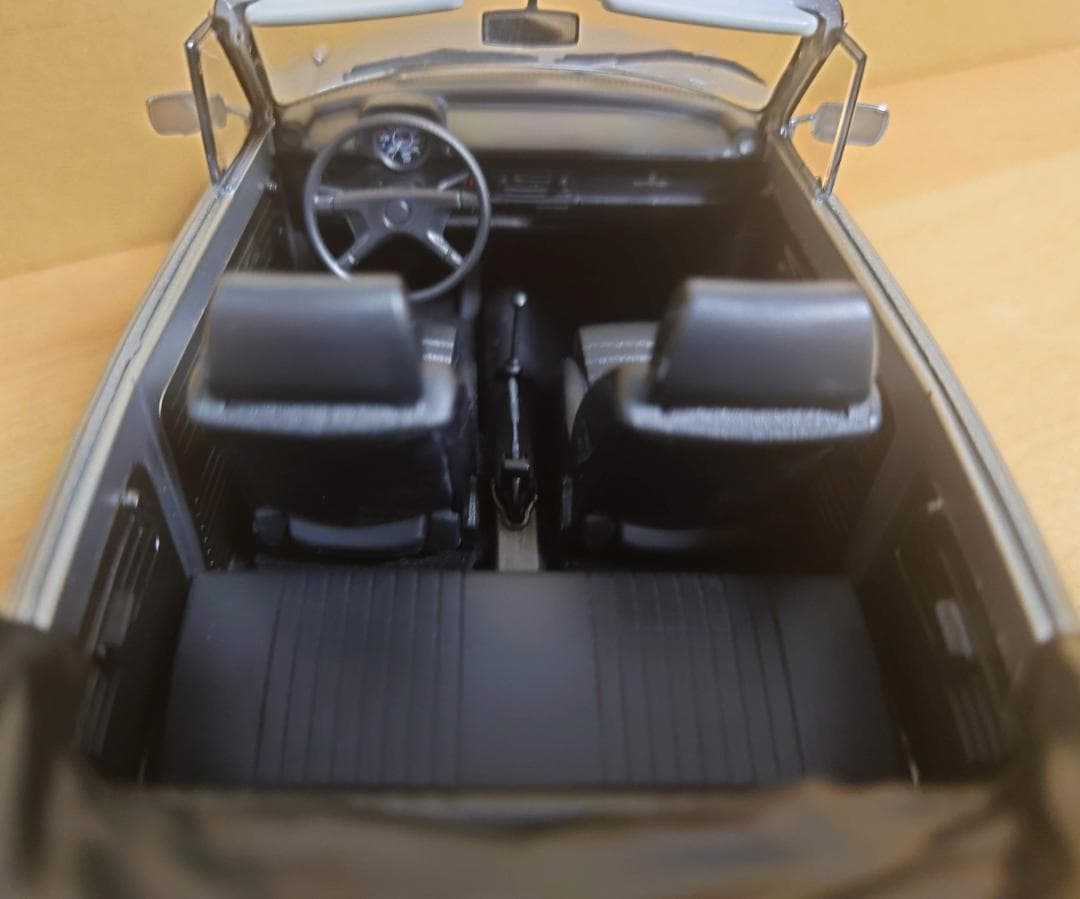 1/18 フォルクスワーゲン ビートル 1303 シルバー カブリオレ 1973