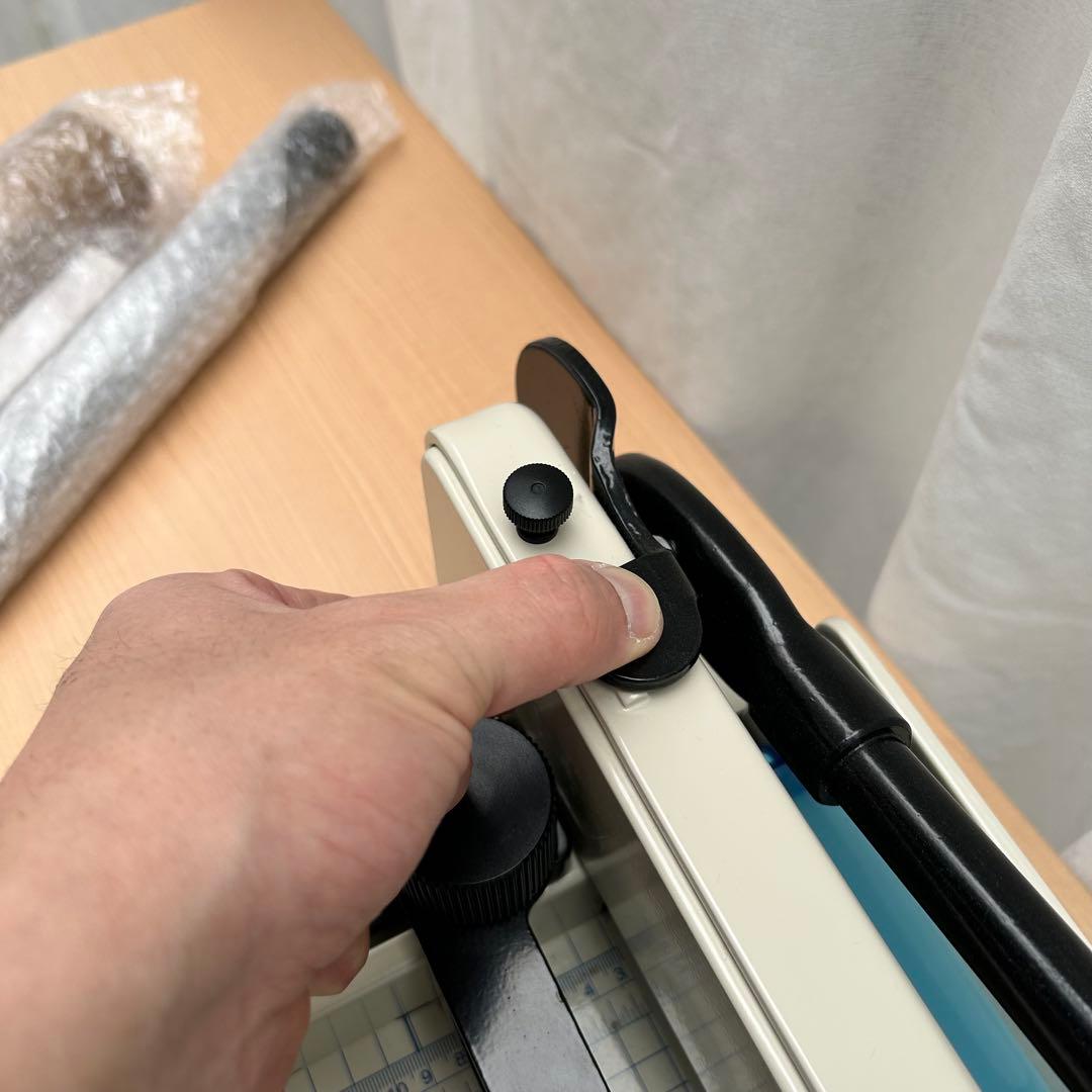 【新品 替刃・受木 付き】HFS(R) A4 ペーパーカッター 大型裁断機