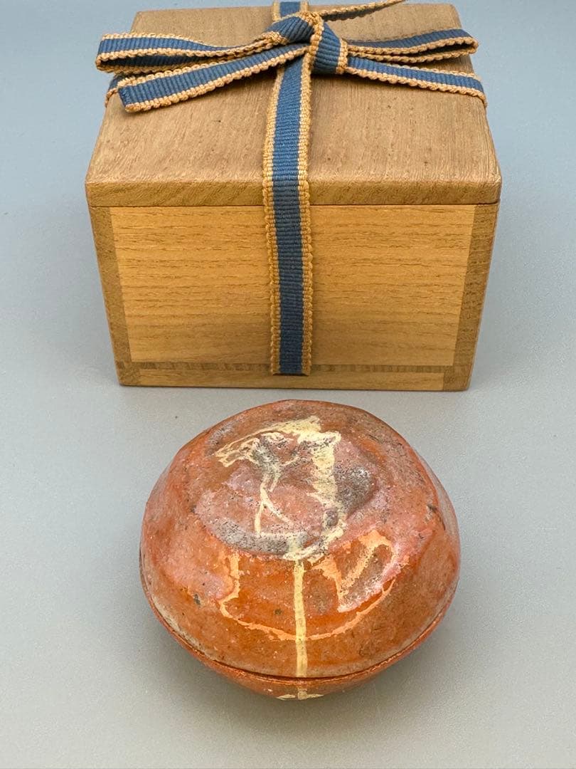 茶道具　香合　神楽文山　馬赤楽