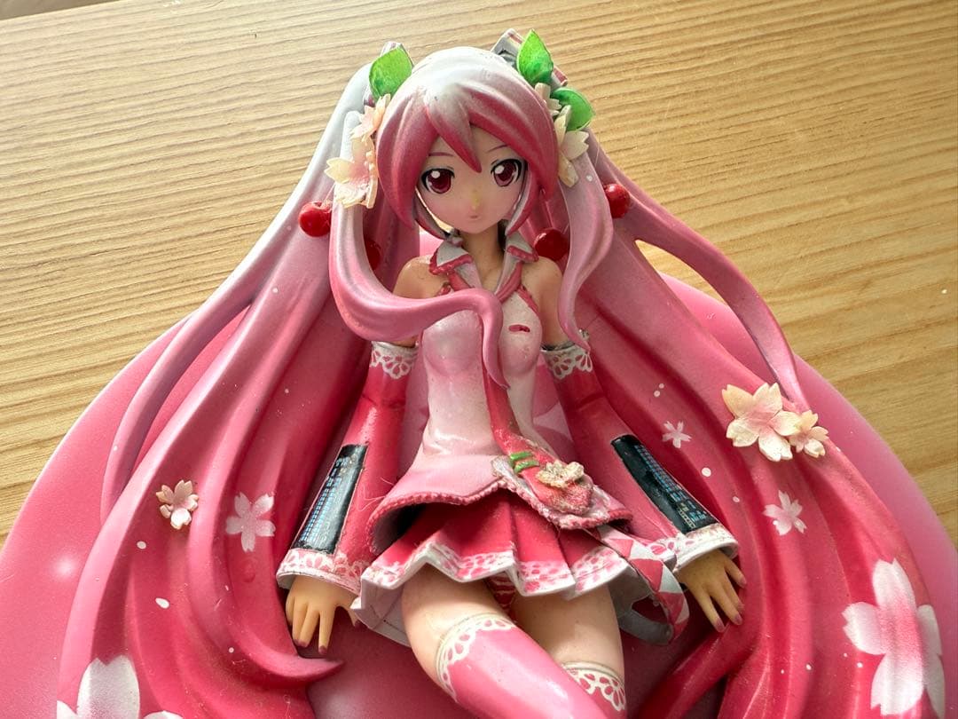 桜ミク装飾のピンクフィギュア 約30cm