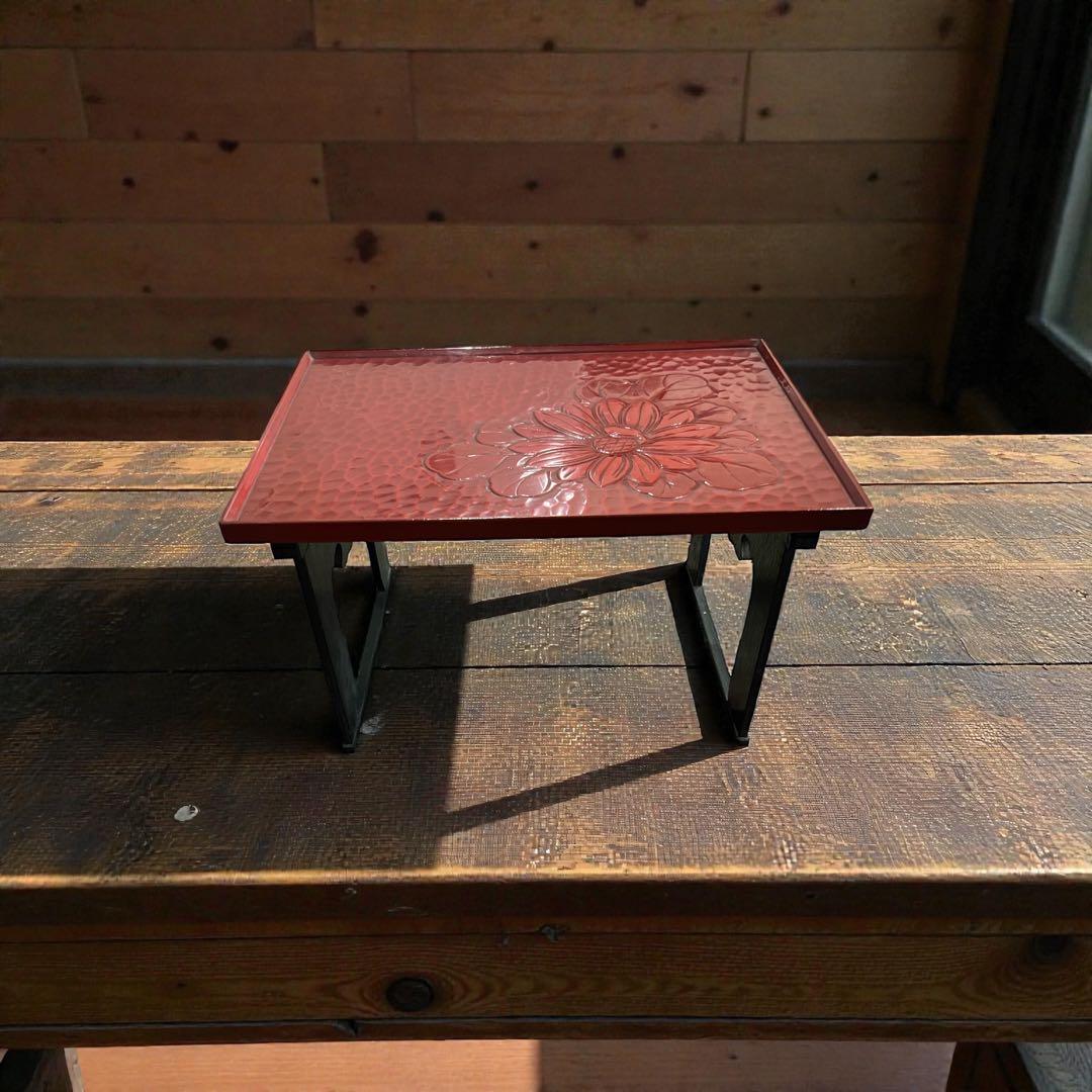 赤い花模様の座卓　漆塗り