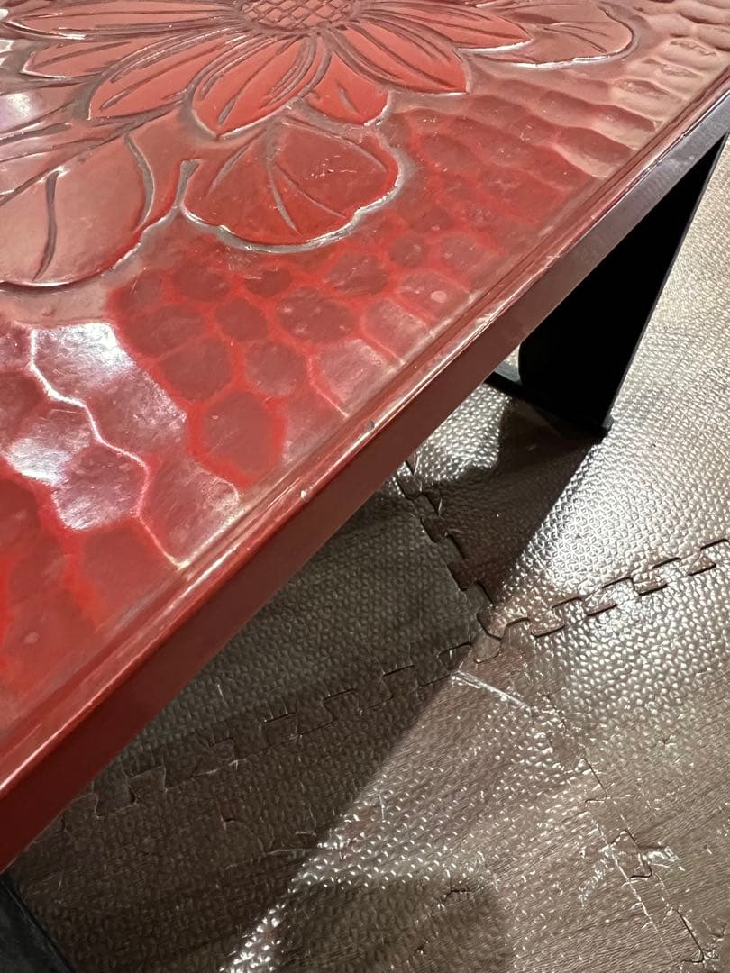 赤い花模様の座卓　漆塗り