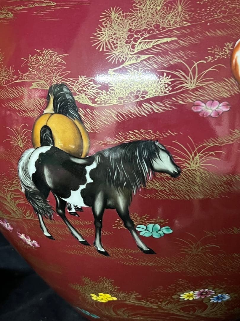 中国 骨董【大清乾龍年製】赤釉金彩草花紋馬図天球瓶