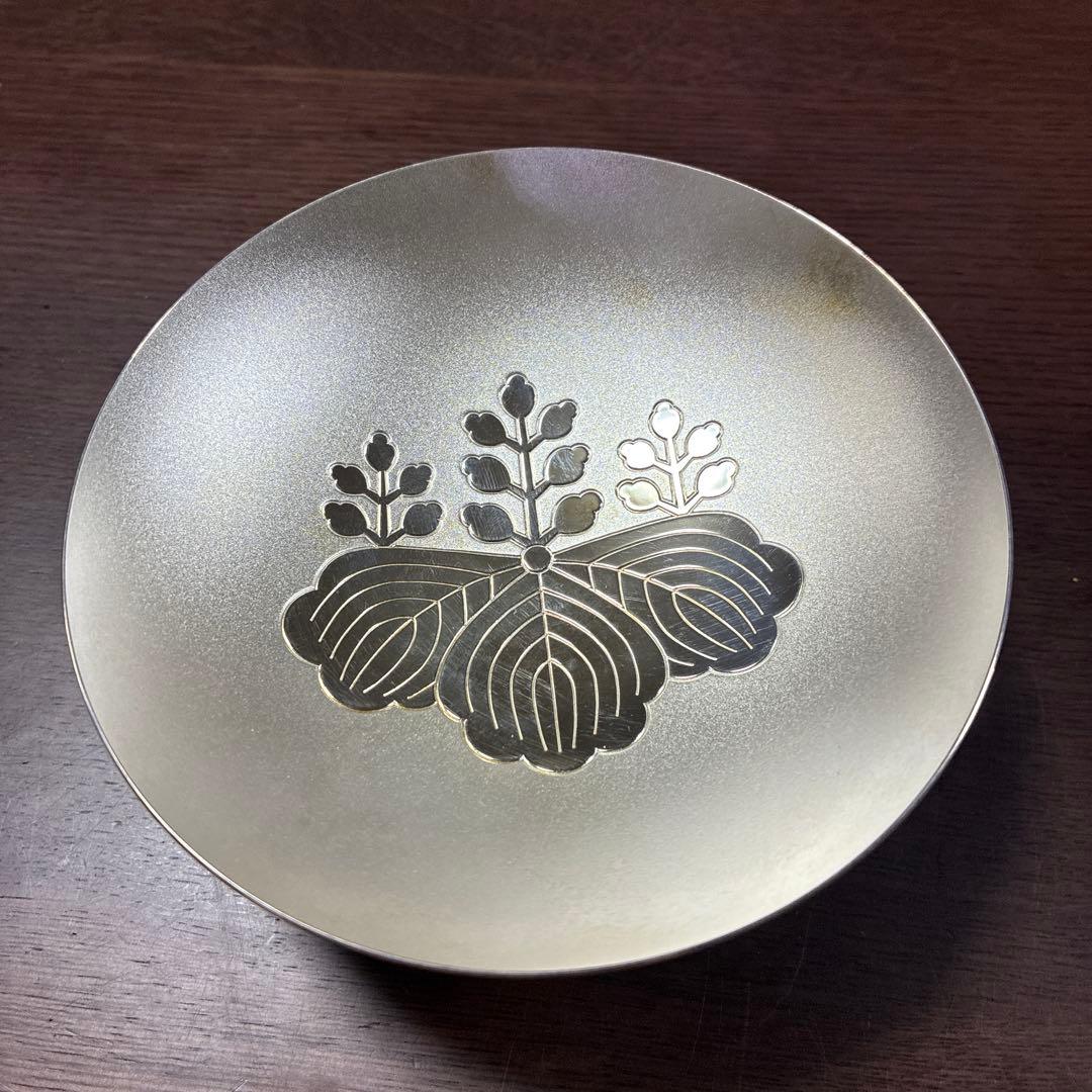 銀色の花模様皿