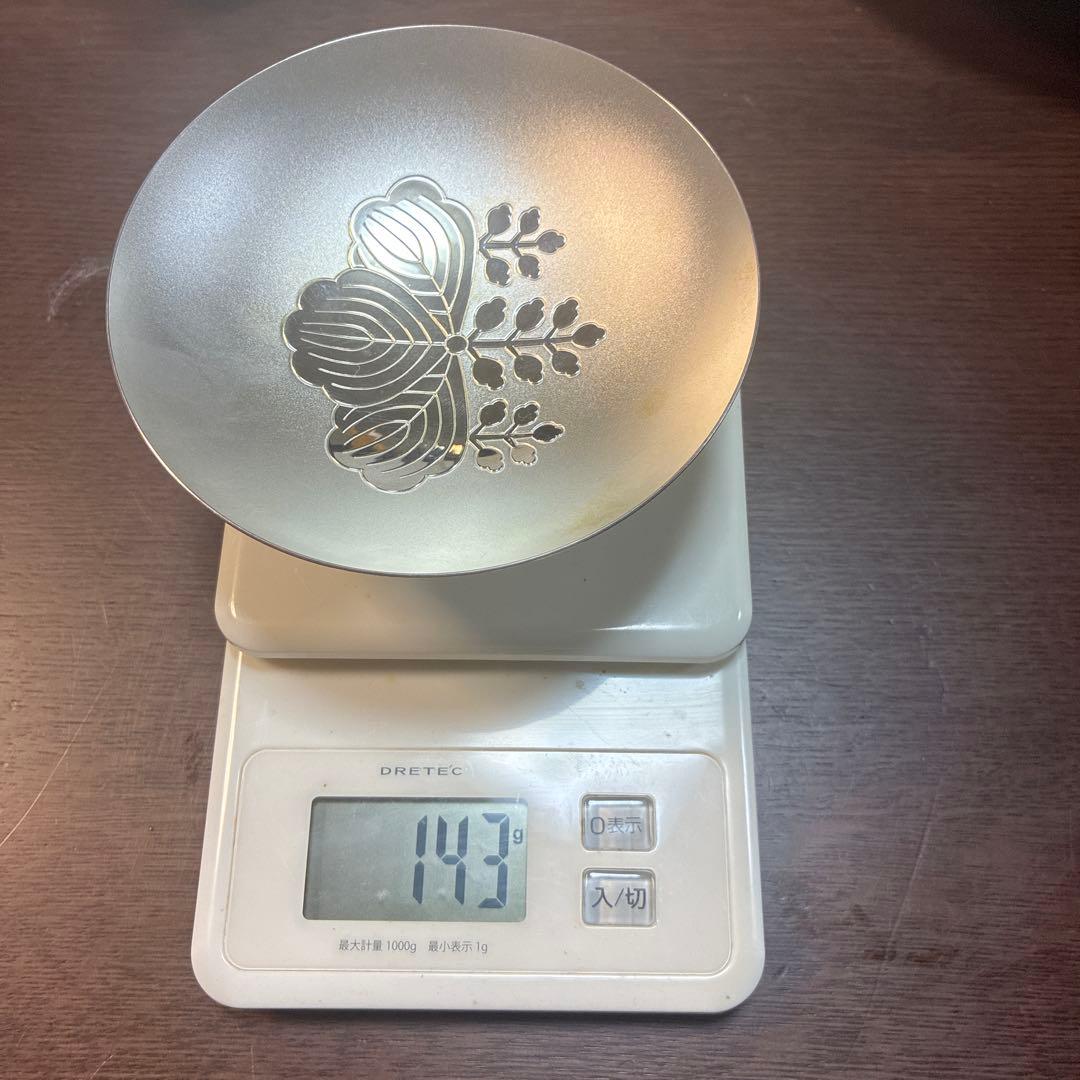 銀色の花模様皿