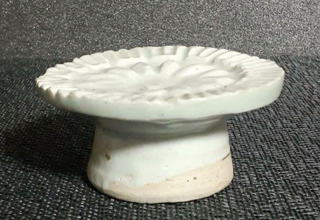 李朝　韓国古美術　韓国古陶磁器　白磁　陽刻浮彫　花文様　高付皿　菓子型　餅型