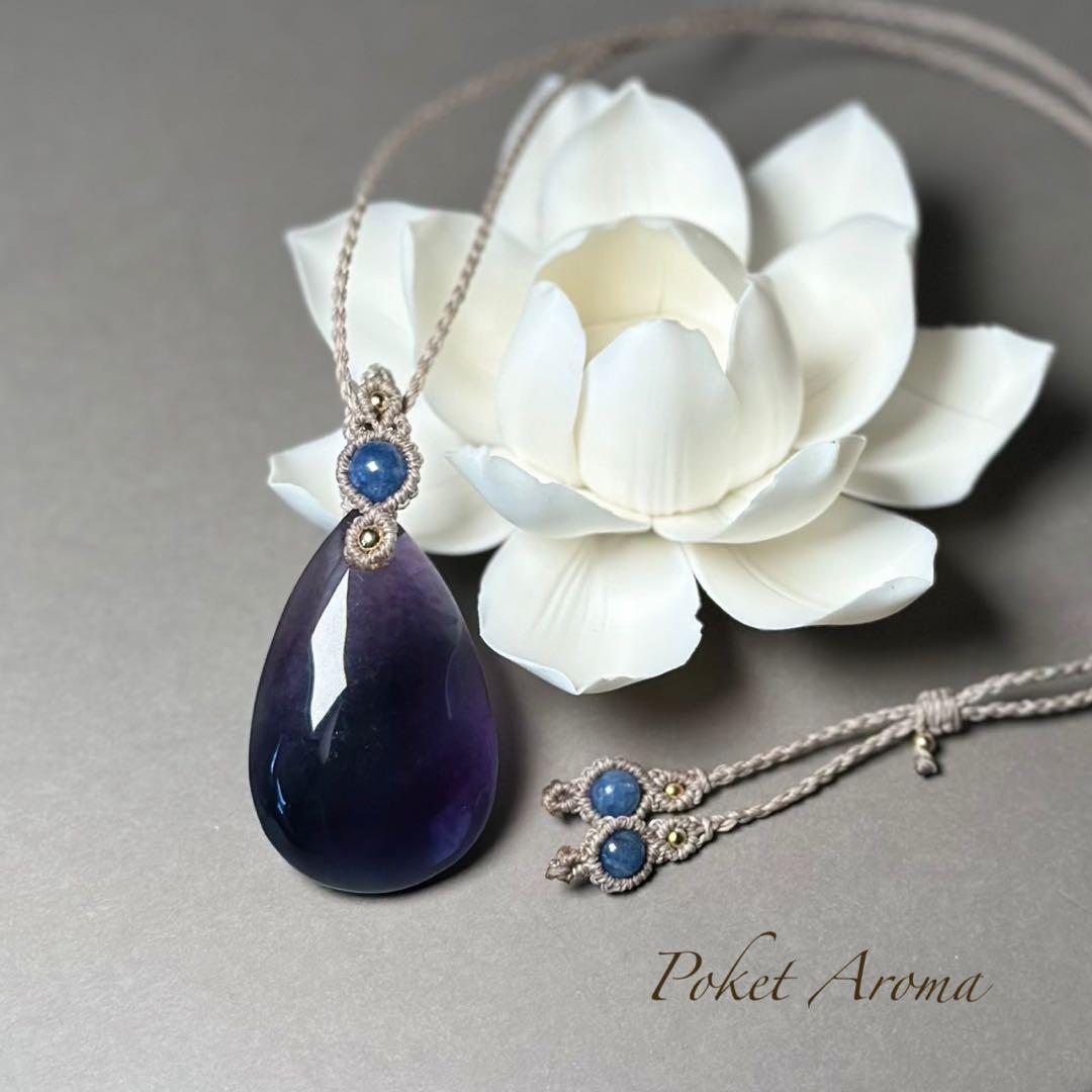 『藍紫』大きなパープルフローライトとカイヤナイトのマクラメペンダントネックレス