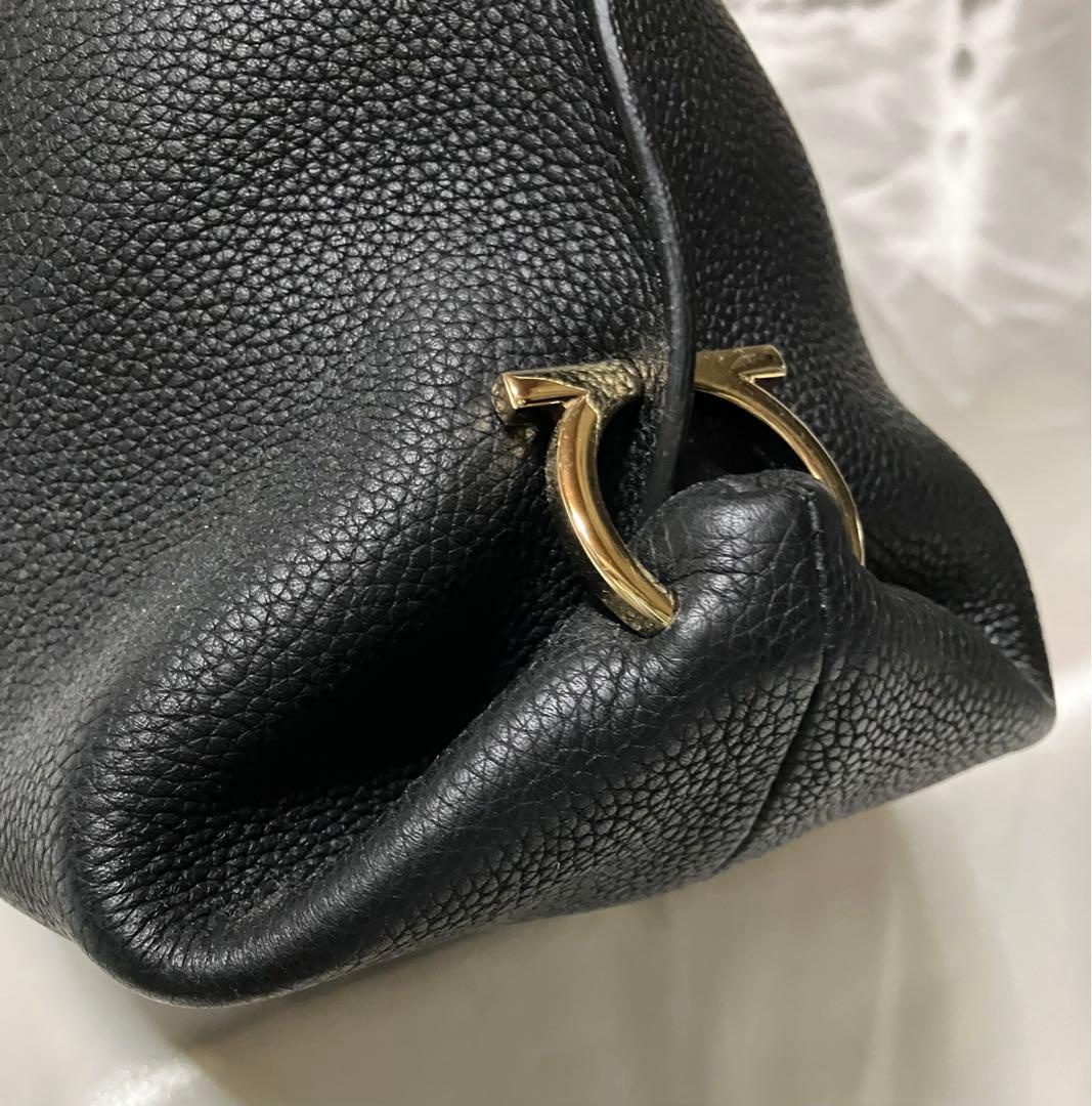 フェラガモ　レザー ブラック ショルダーバッグ