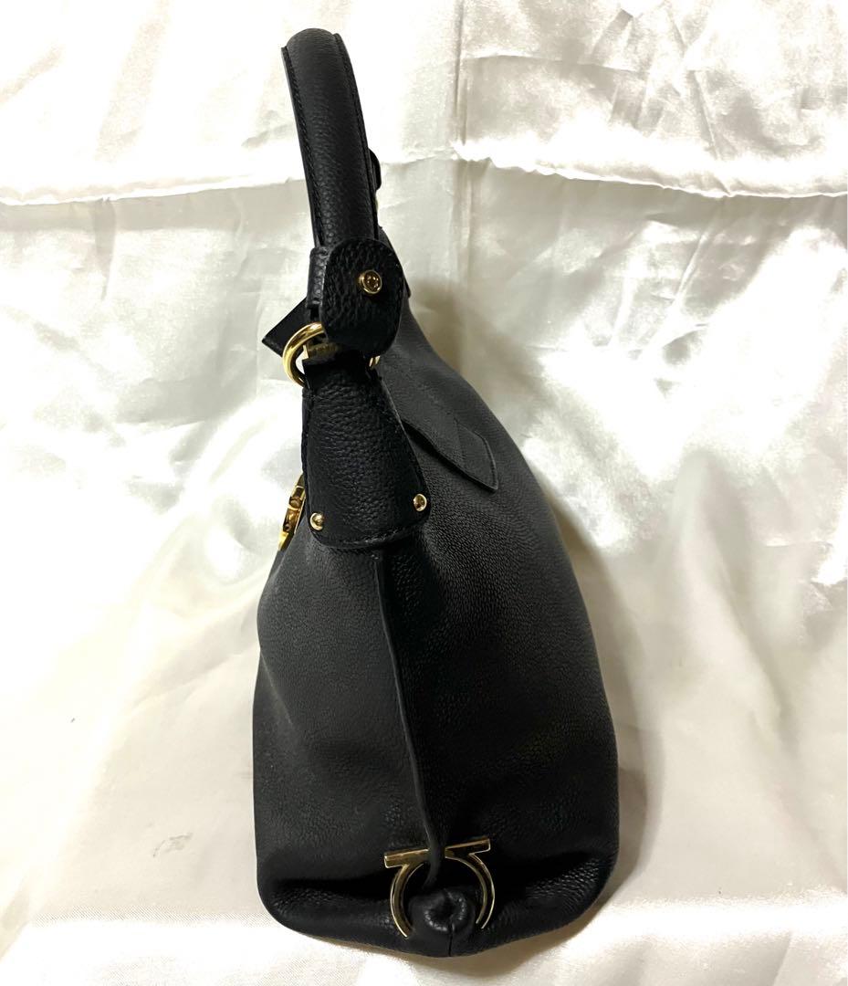 フェラガモ　レザー ブラック ショルダーバッグ