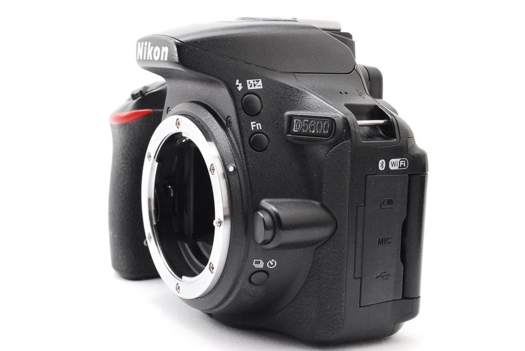 Nikon D5600 ダブルレンズ Wi-Fi搭載　スマホ転送　高画質　軽量
