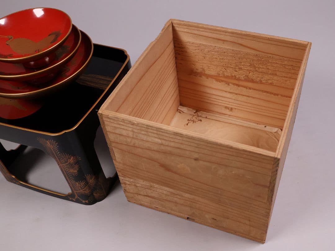 古い木製漆器 鶴図 金蒔絵 朱塗三ッ盃 盃台 天然木 日の出 杯 【MA619】