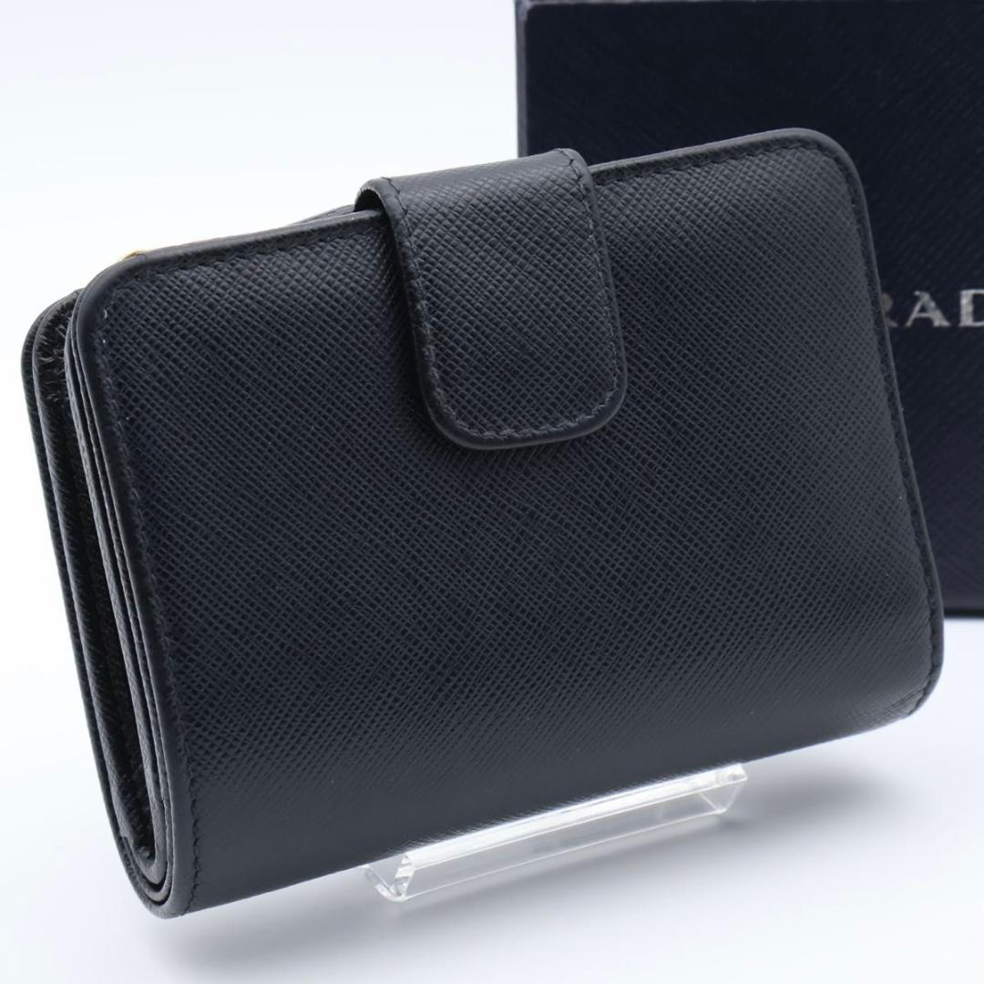 【超極美品】PRADA 新型IC 二つ折り財布　サフィアーノレザー　黒　三角ロゴ
