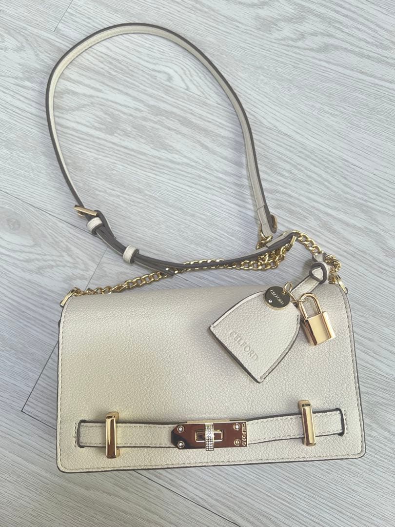 の【新品未使用】CELFORD ビジューツイストバックルショルダーバッグ