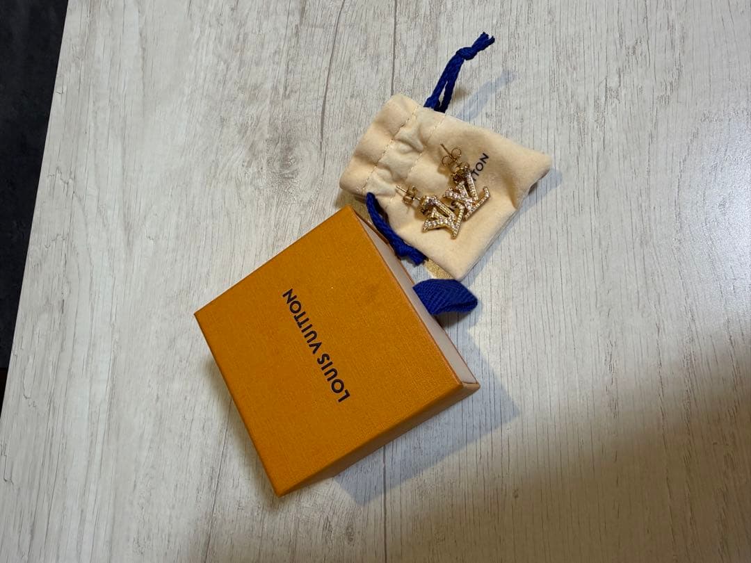 LOUIS VUITTON メタルピアス・レディLVゴールドM01844