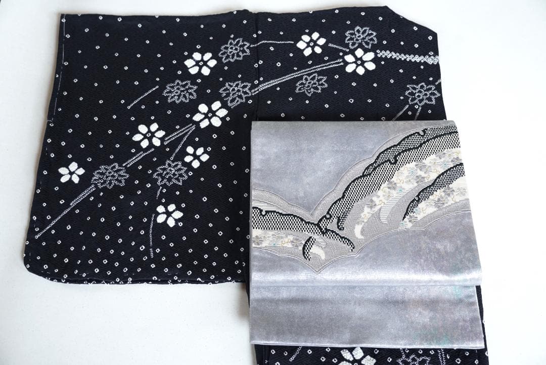 未使用　モノトーンの絞り染め訪問着　正絹