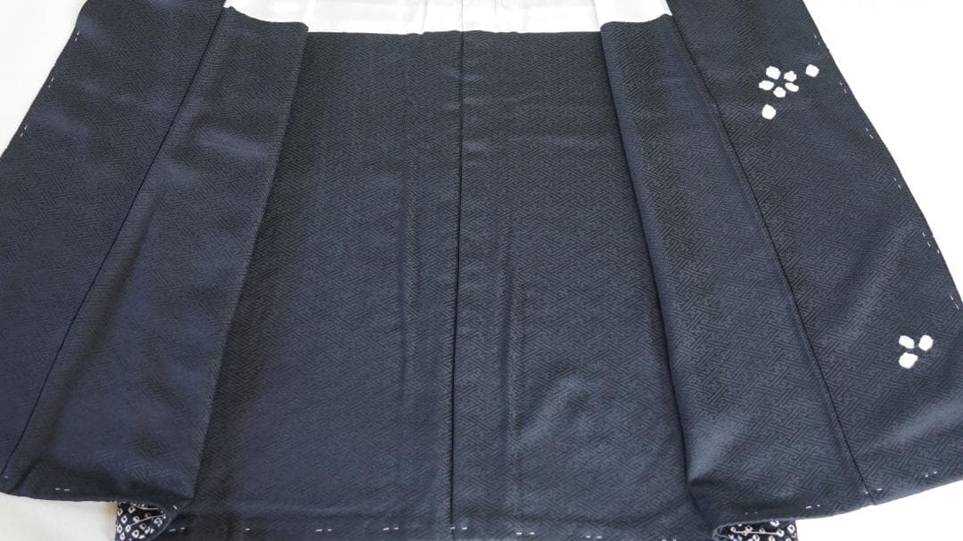 未使用　モノトーンの絞り染め訪問着　正絹