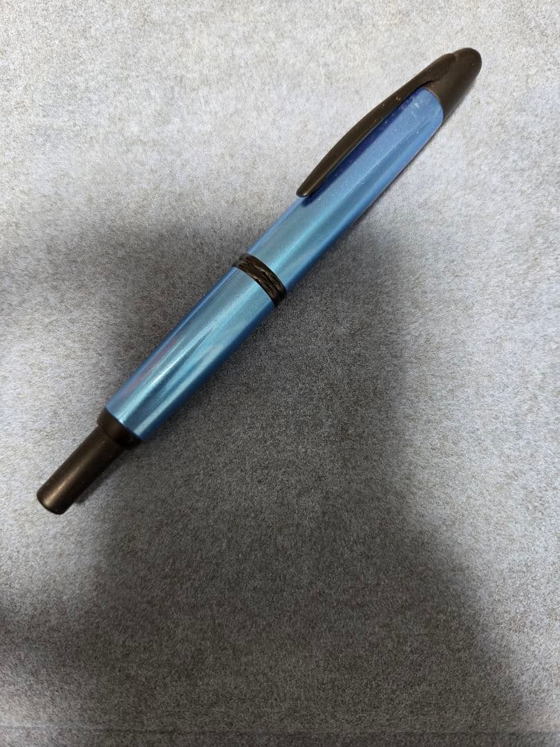 キャップレス万年筆　F　lic blue