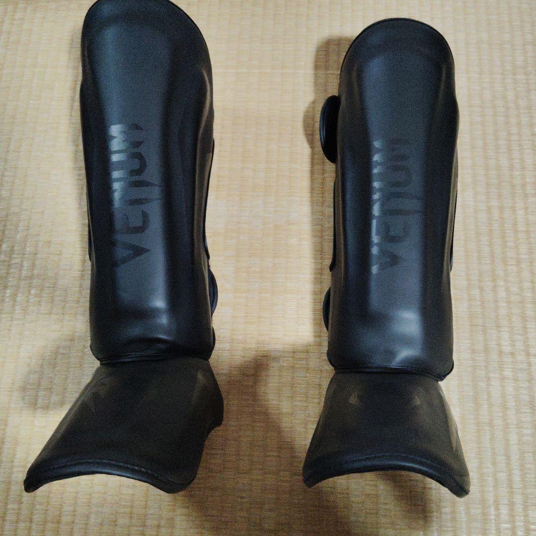 もち太郎　VENUM レガース Lサイズ　黒ブラックキックボクシングMMA