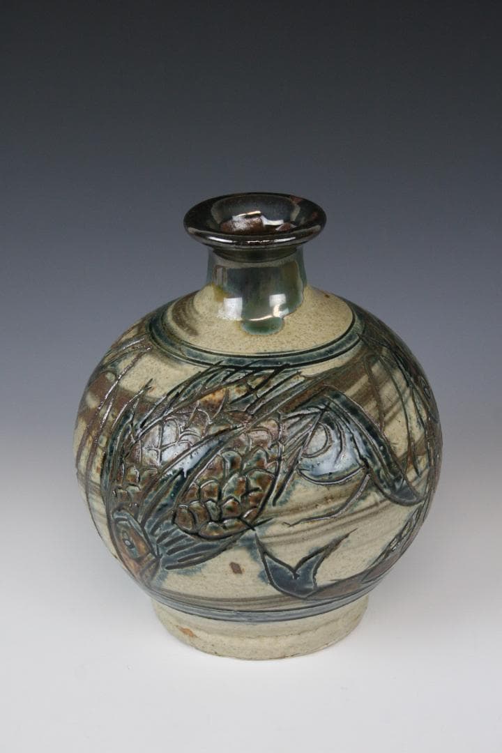 壺屋焼 人間国宝 金城次郎 作　海老魚文細口花瓶