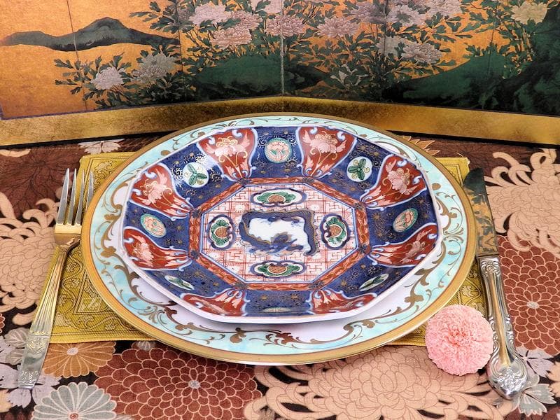 大聖寺伊万里　金襴手　菊花四方襷紋に団龍紋の図　７寸皿　607AS-DAg