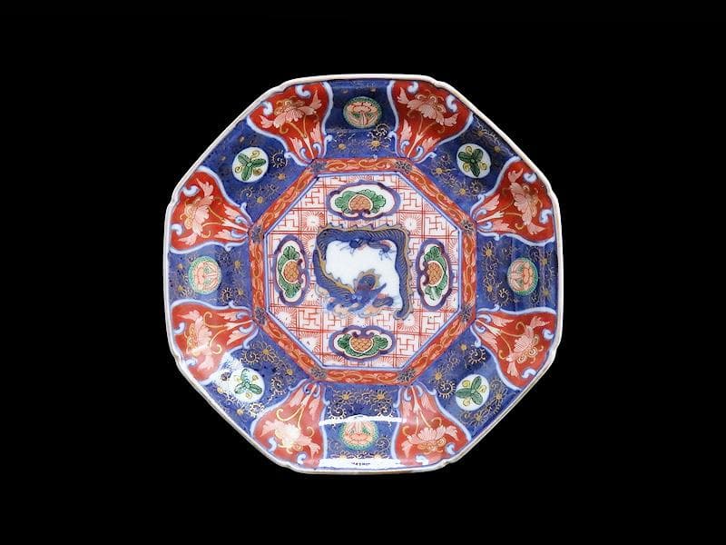 大聖寺伊万里　金襴手　菊花四方襷紋に団龍紋の図　７寸皿　607AS-DAg