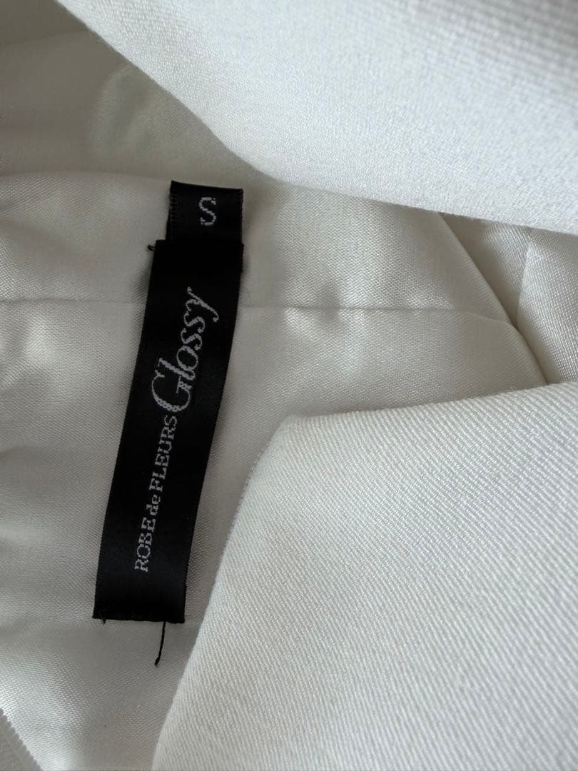 ROBE de FLEURS Glossyホワイトバックリボンスリットドレス