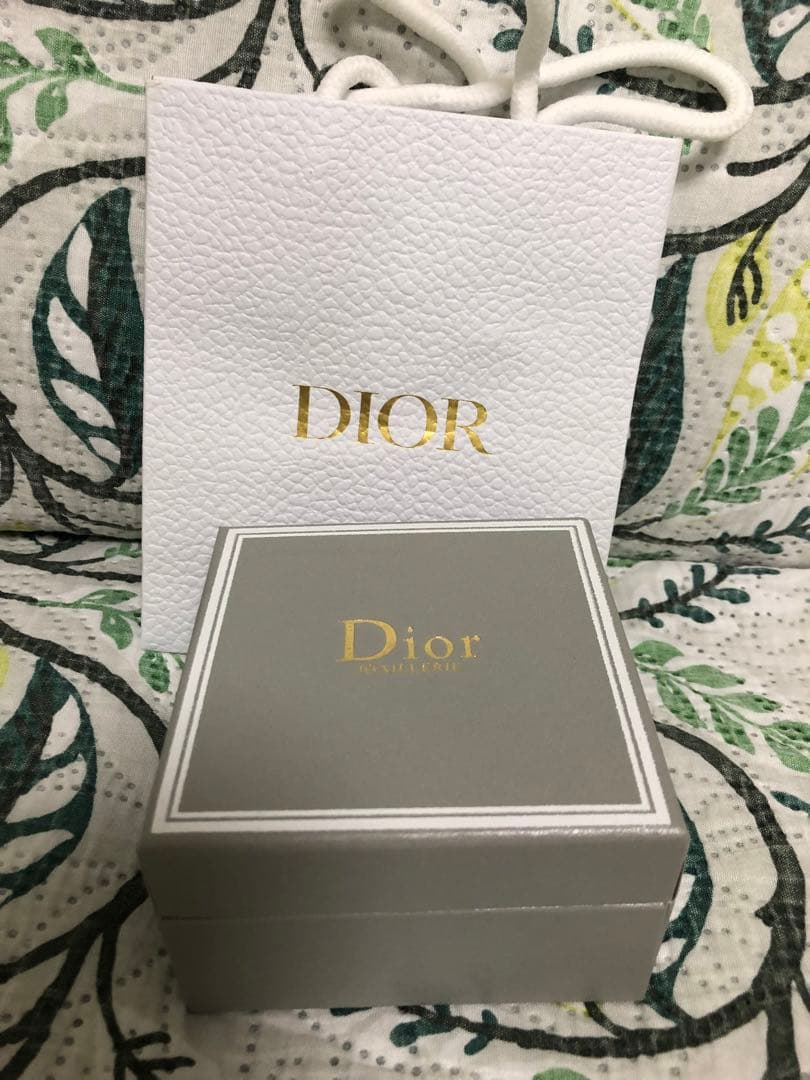 パールとクリスタルを使用したDiorのエレガントなブローチ。