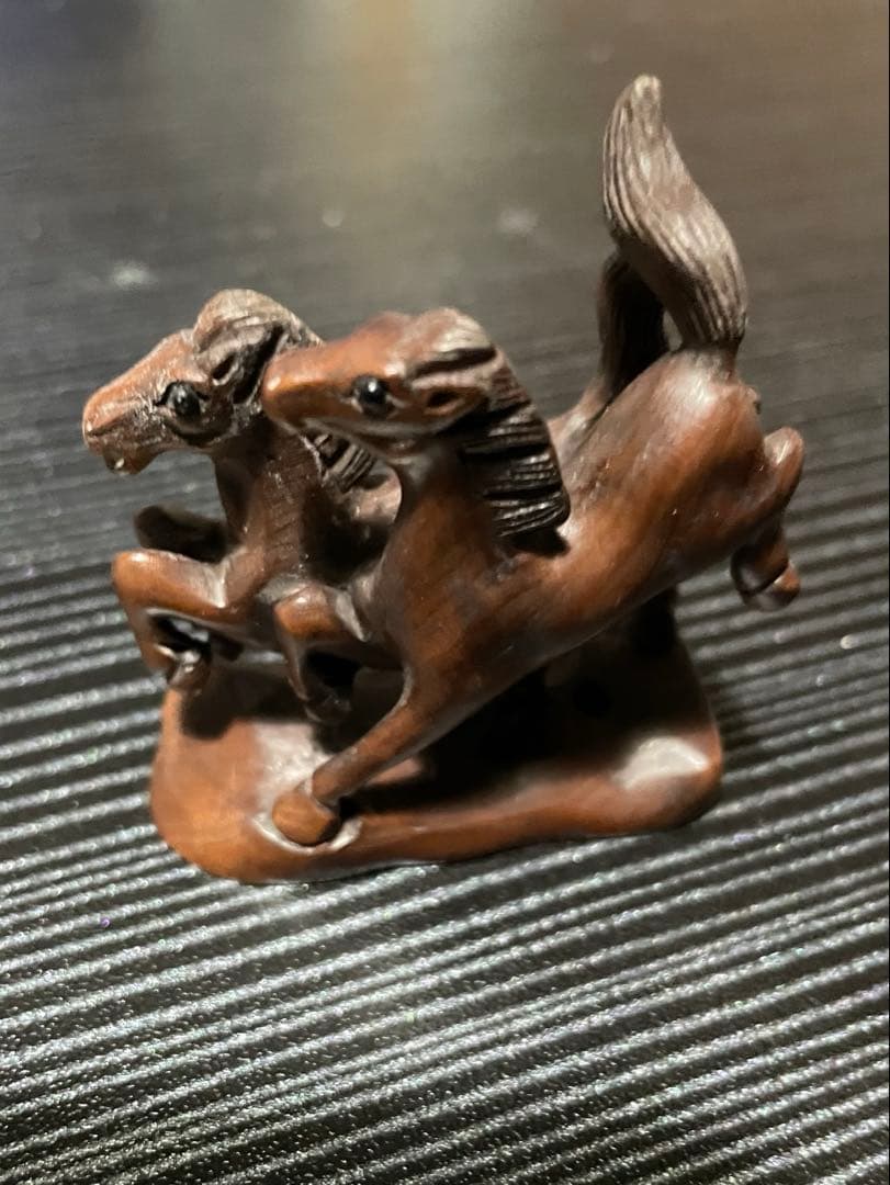 【木彫り】躍動感ある2頭の馬の置物／ハンドメイド彫刻／インテリア雑貨