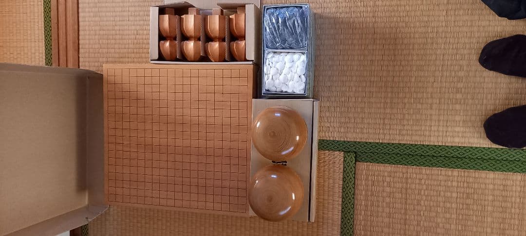 新カヤ3寸碁盤(足付)と栗大碁笥と実用28号碁石(蛤と那智黒)のセットであります