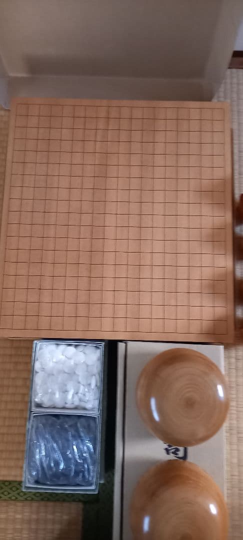 新カヤ3寸碁盤(足付)と栗大碁笥と実用28号碁石(蛤と那智黒)のセットであります