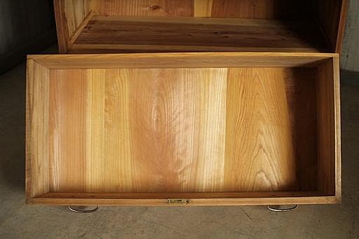 味のある木製の引き出し2段　チェスト　桐箪笥