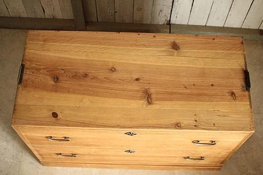 味のある木製の引き出し2段　チェスト　桐箪笥