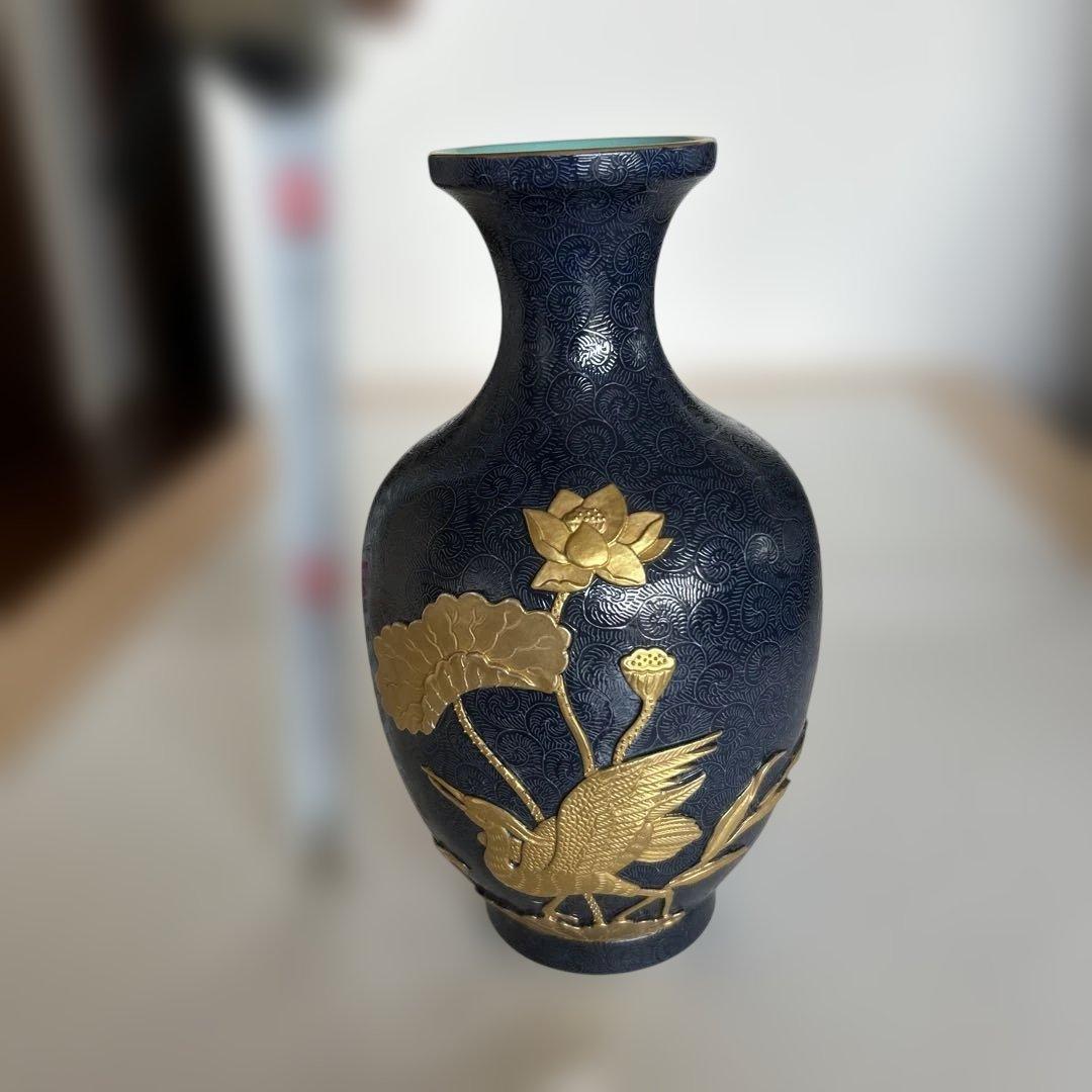 金色装飾の紺色陶器花瓶