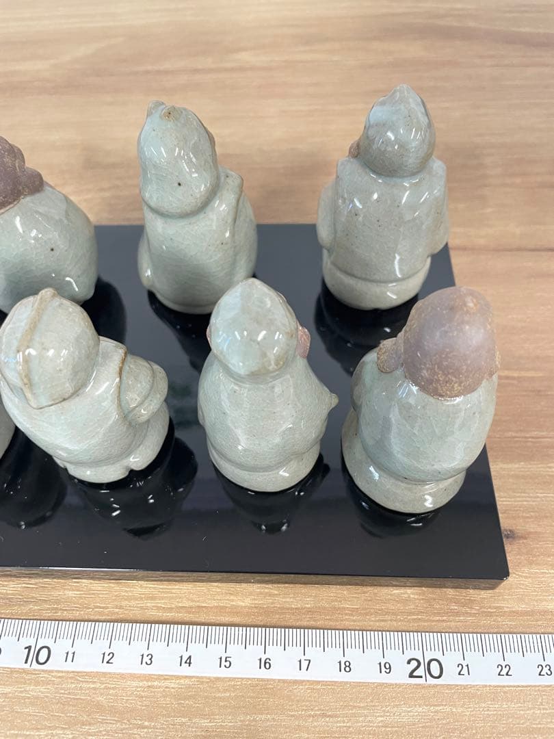 芳月作　芳月造　陶器製 七福神 置物セット 黒台座付き