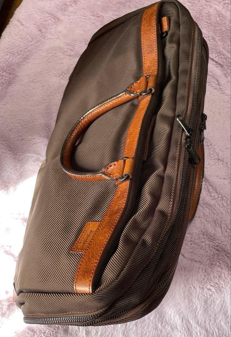 大型バッグ、旅行、Lagasha 、4室 ペン入れ等仕切り多数、肩掛けベルト付き