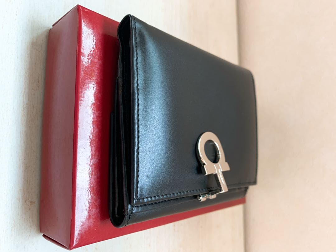 【未使用】フェラガモ 財布　ガンチーニ　二つ折　折財布　サルバトーレフェラガモ