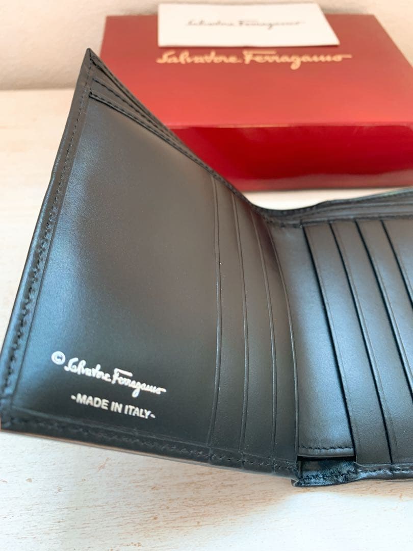【未使用】フェラガモ 財布　ガンチーニ　二つ折　折財布　サルバトーレフェラガモ