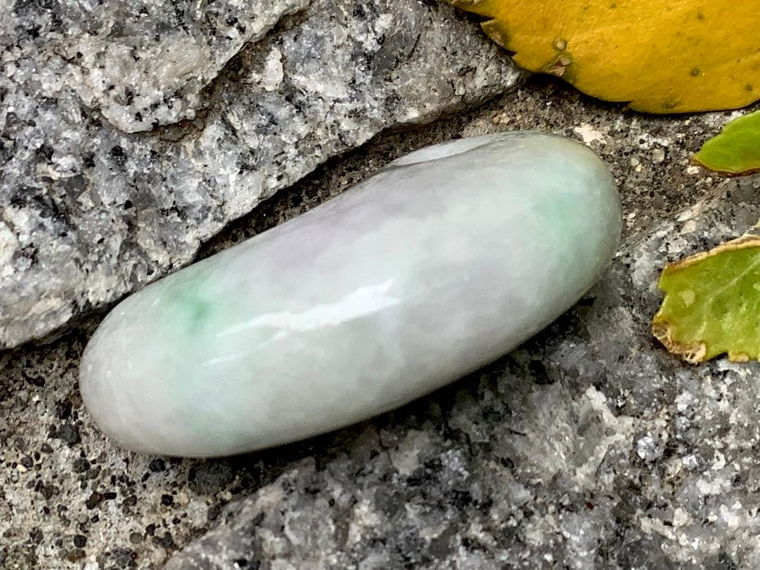 ✳親方絶賛50万円でも安価です‼️極上*氷*の肌目　糸魚川翡翠勾玉　機械鑑定付‼️