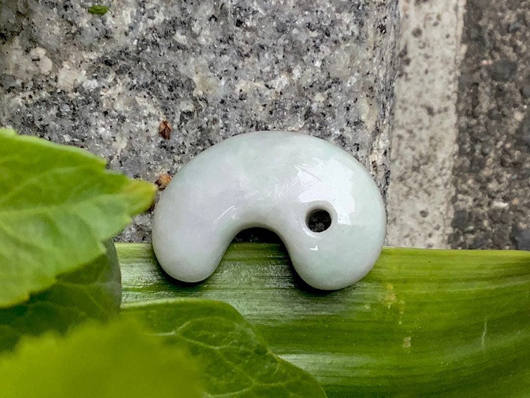 ✳親方絶賛50万円でも安価です‼️極上*氷*の肌目　糸魚川翡翠勾玉　機械鑑定付‼️