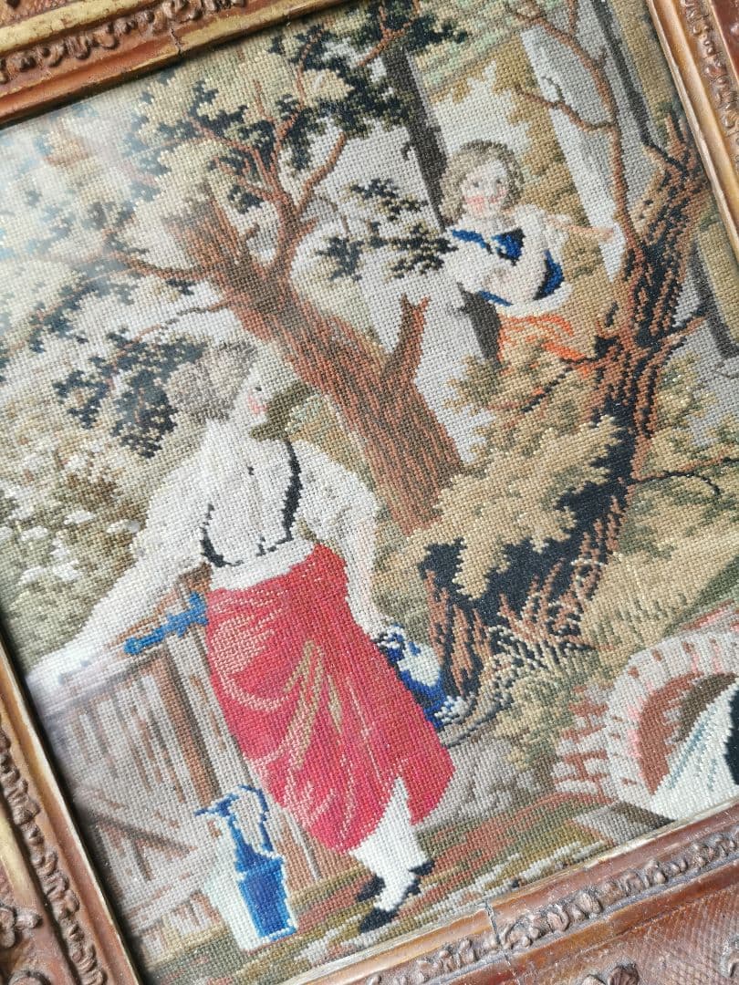 アンティーク 水を汲む女性 ラッパを吹く少年 プチポワン彫刻額装 ガラスフレーム