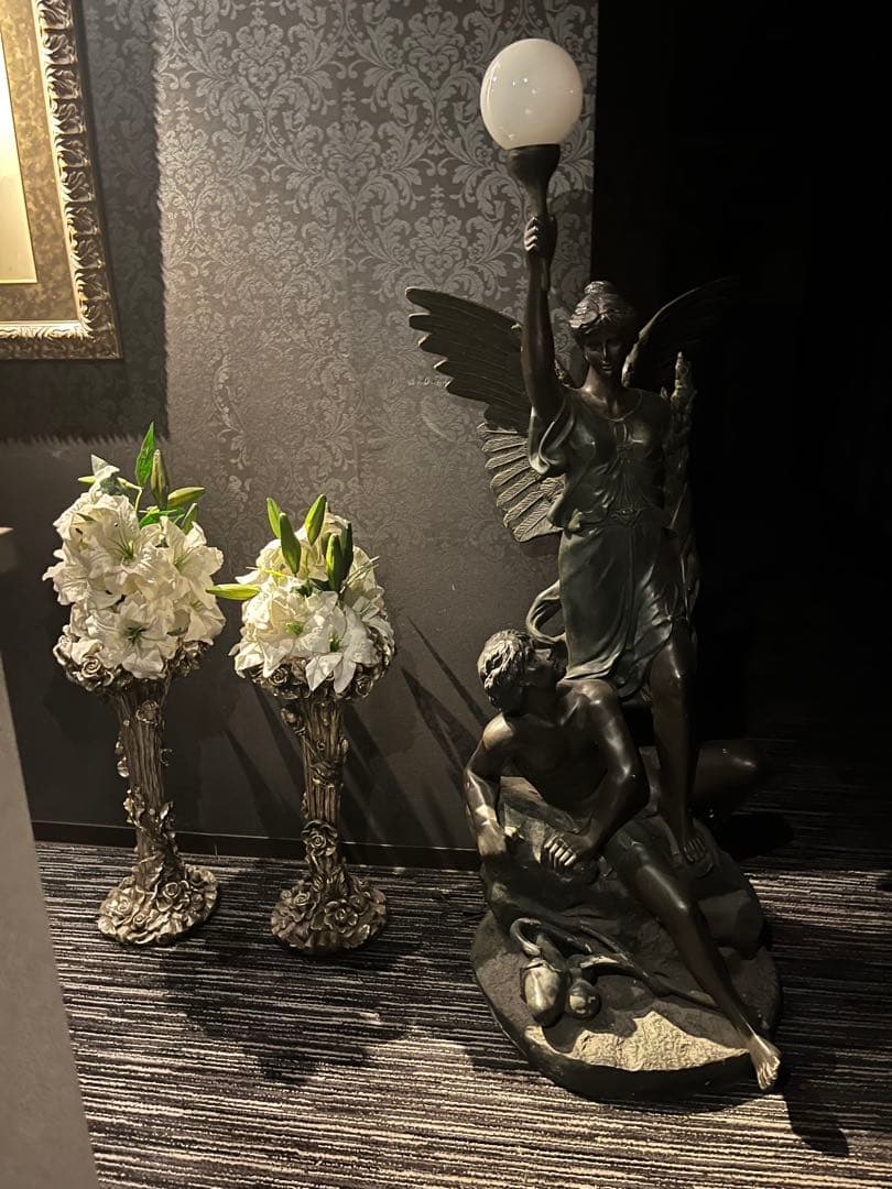 天使と男性の彫刻 ランプ付き